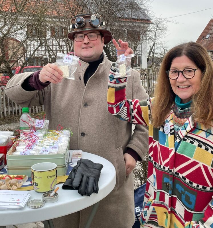 Infostand der freien Wählergemeinschaft Schondorf vor der Metzgerei Gall