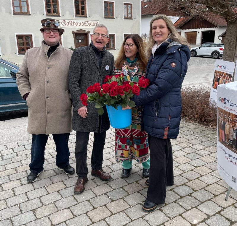 Die freie Wählergemeinschaft Schondorf vor der Metzgerei Gall