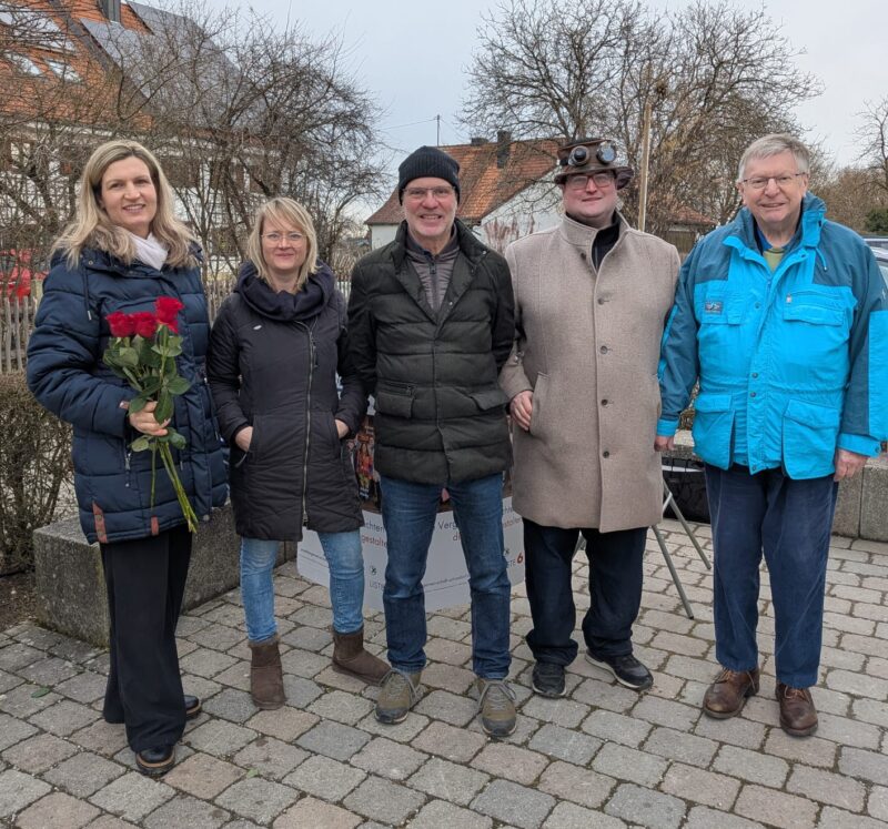 Infostand der freien Wählergemeinschaft Schondorf vor der Metzgerei Gall